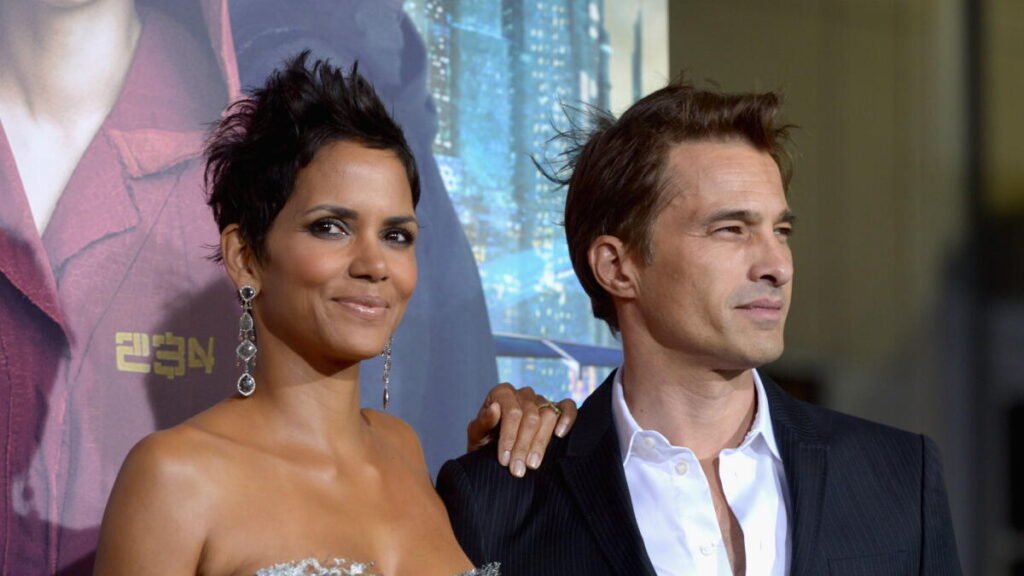 Imagen de archivo de Halle Berry y Olivier Martinez posando juntos en una alfombra roja.