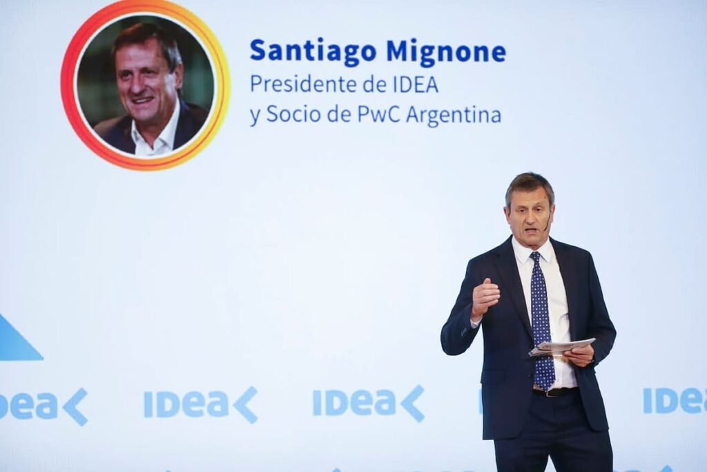 Santiago Mignone habla durante el cierre del Coloquio IDEA.