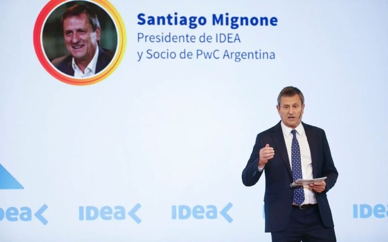 Santiago Mignone habla durante el cierre del Coloquio IDEA.