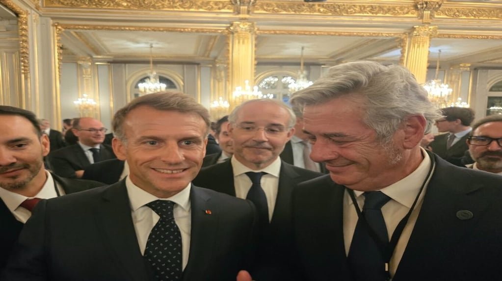 Nicolás Pino junto a Emmanuel Macron durante el encuentro en el Palacio del Elíseo.