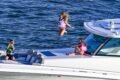 Imagen contextual de niños a bordo de un yate, en referencia a los viajes asociados con algunas familias adineradas.
