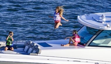 Imagen contextual de niños a bordo de un yate, en referencia a los viajes asociados con algunas familias adineradas.