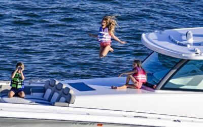 Imagen contextual de niños a bordo de un yate, en referencia a los viajes asociados con algunas familias adineradas.