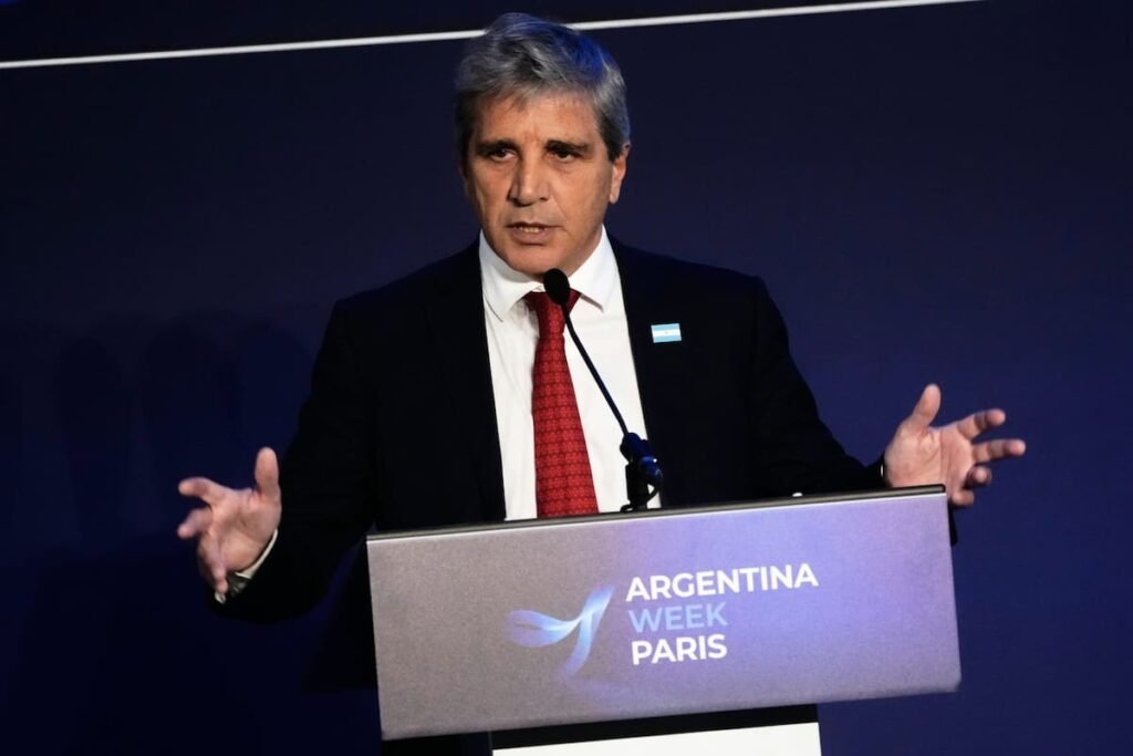 Imagen contextual de Luis Caputo hablando en Argentina Week, en París.