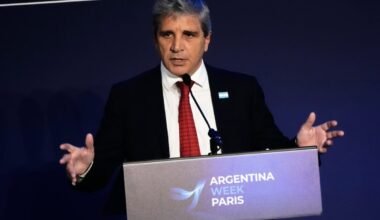 Imagen contextual de Luis Caputo hablando en Argentina Week, en París.