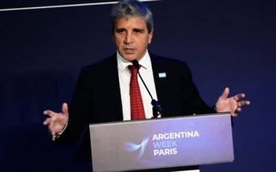 Imagen contextual de Luis Caputo hablando en Argentina Week, en París.
