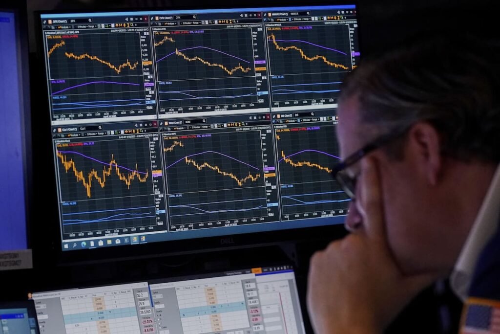 Imagen contextual de una persona observando gráficos financieros en varias pantallas.