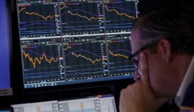 Imagen contextual de una persona observando gráficos financieros en varias pantallas.