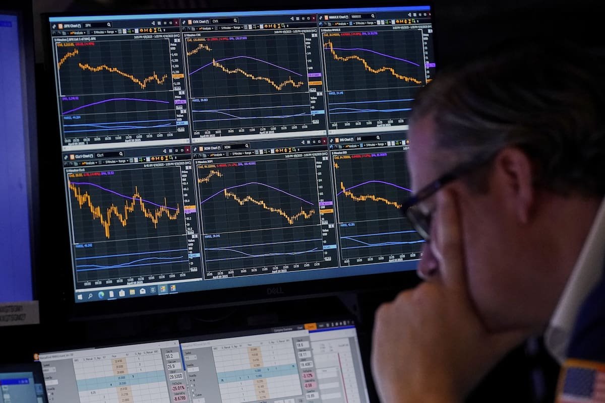 Imagen contextual de una persona observando gráficos financieros en varias pantallas.