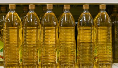 Imagen contextual de botellas de aceite comestible.
