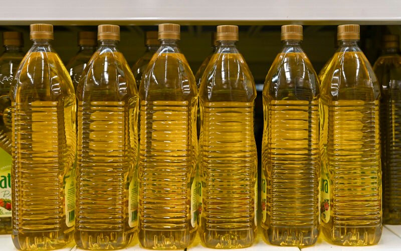 Imagen contextual de botellas de aceite comestible.