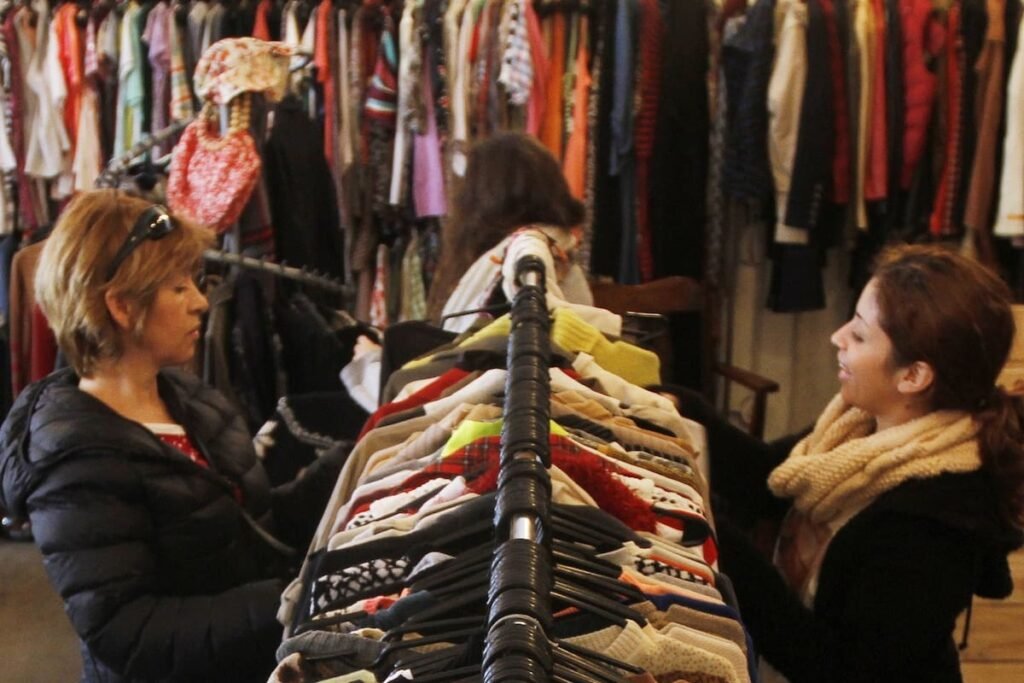 Imagen contextual de archivo de clientas en un comercio de ropa.