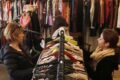 Imagen contextual de archivo de clientas en un comercio de ropa.