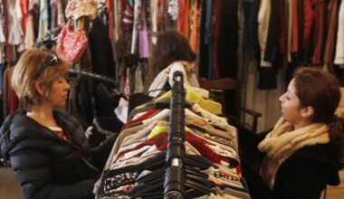 Imagen contextual de archivo de clientas en un comercio de ropa.