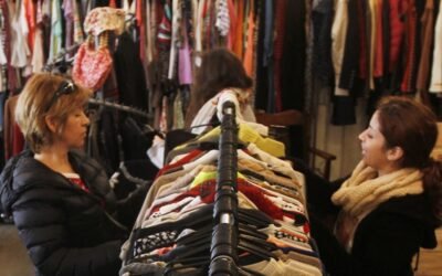 Imagen contextual de archivo de clientas en un comercio de ropa.