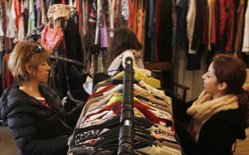 Imagen contextual de archivo de clientas en un comercio de ropa.