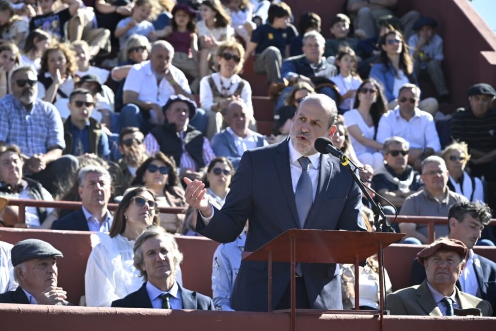Imagen contextual de un orador durante la apertura de la exposición de Bordeu.