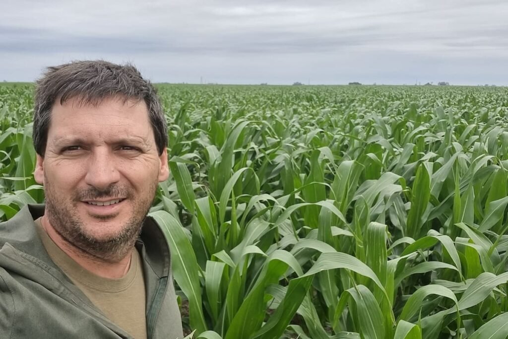 Hugo Lattanzi junto a un cultivo de maíz; imagen contextual de la nota sobre su proyecto agrícola en Lamarque.
