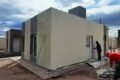 Viviendas de Tenemos Futuro en construcción, con trabajadores realizando tareas de terminación.