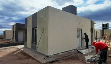 Viviendas de Tenemos Futuro en construcción, con trabajadores realizando tareas de terminación.