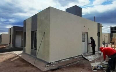 Viviendas de Tenemos Futuro en construcción, con trabajadores realizando tareas de terminación.