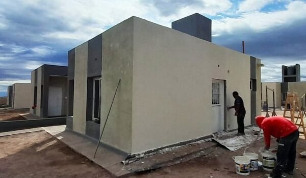 Viviendas de Tenemos Futuro en construcción, con trabajadores realizando tareas de terminación.