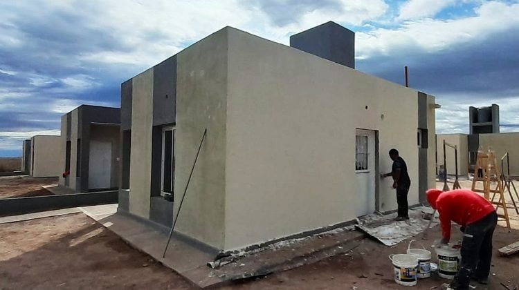 Viviendas de Tenemos Futuro en construcción, con trabajadores realizando tareas de terminación.