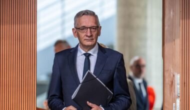 Martin Jäger, presidente del BND, sostiene una carpeta.