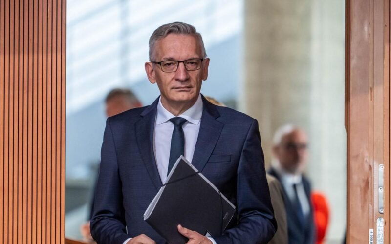 Martin Jäger, presidente del BND, sostiene una carpeta.