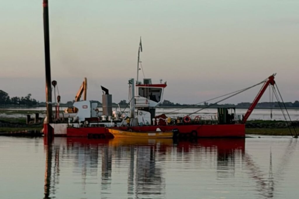 Una draga trabaja en la ampliación y profundización del cauce del río Salado.