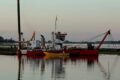 Una draga trabaja en la ampliación y profundización del cauce del río Salado.
