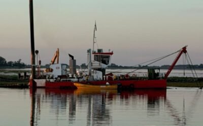Una draga trabaja en la ampliación y profundización del cauce del río Salado.