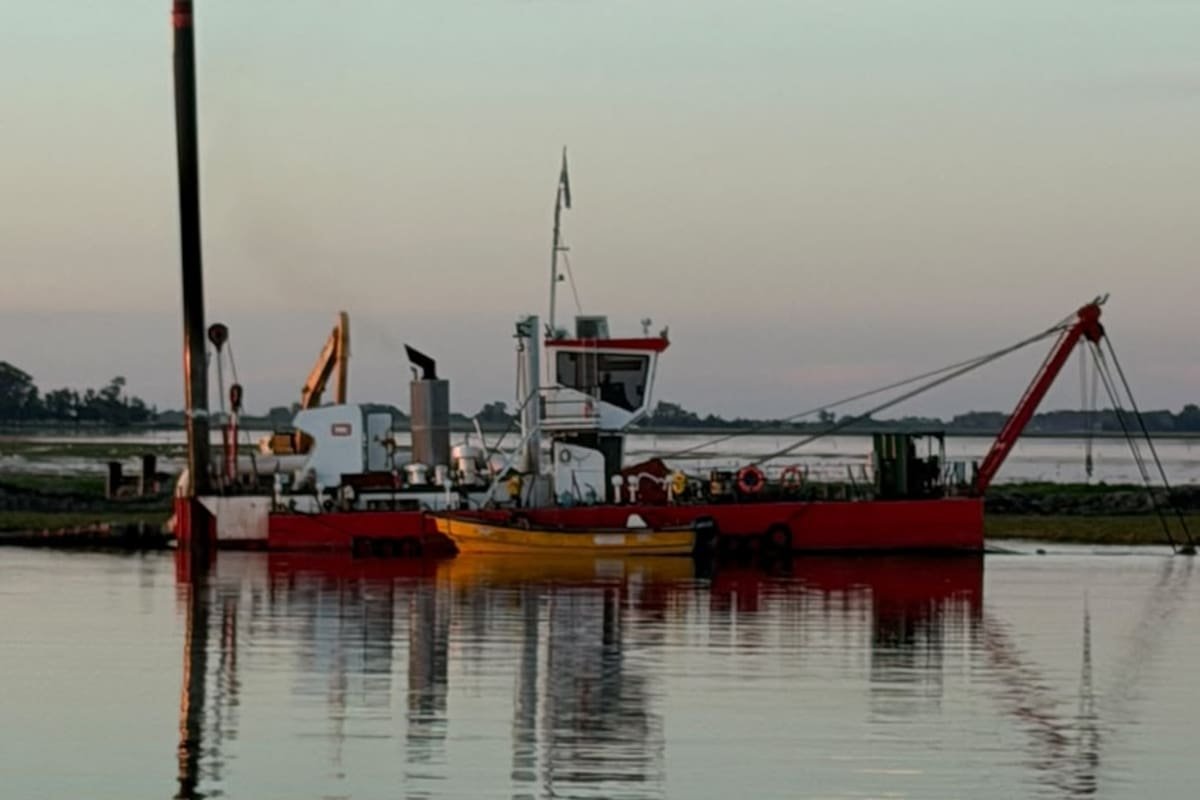 Una draga trabaja en la ampliación y profundización del cauce del río Salado.