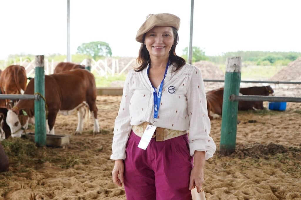 Mariela Martínez Zampa en un corral con ganado, en una imagen contextual.