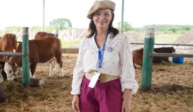 Mariela Martínez Zampa en un corral con ganado, en una imagen contextual.