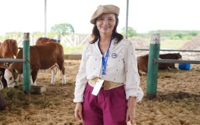 Mariela Martínez Zampa en un corral con ganado, en una imagen contextual.