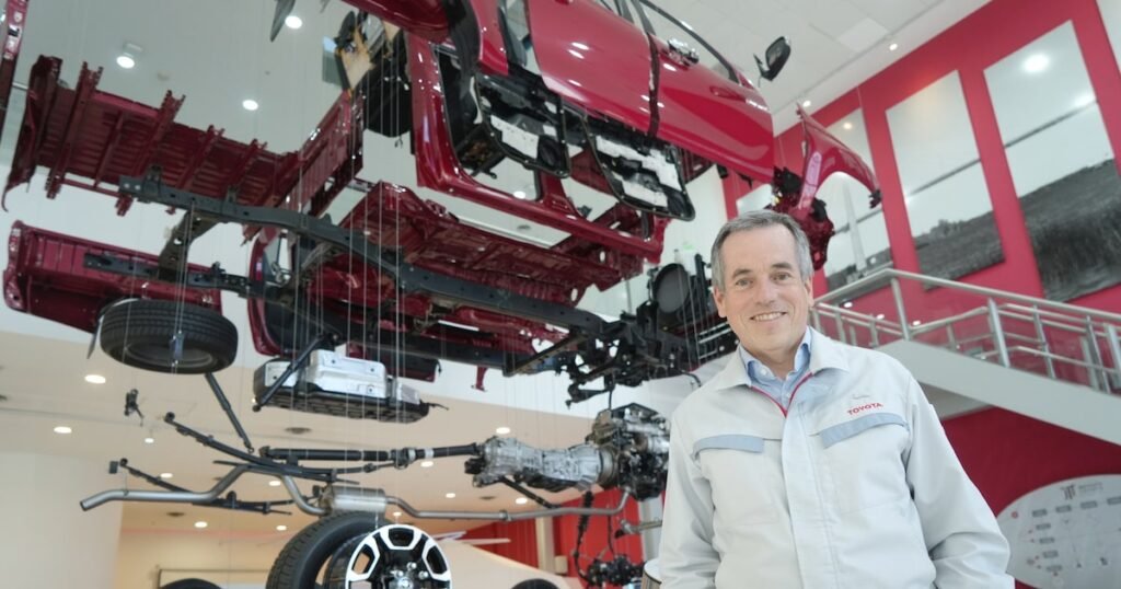 Imagen contextual de archivo de Gustavo Salinas, presidente de Toyota Argentina, en la planta de Zárate.