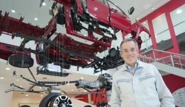 Imagen contextual de archivo de Gustavo Salinas, presidente de Toyota Argentina, en la planta de Zárate.