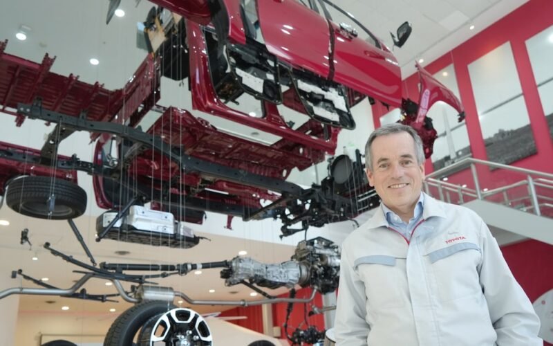Imagen contextual de archivo de Gustavo Salinas, presidente de Toyota Argentina, en la planta de Zárate.