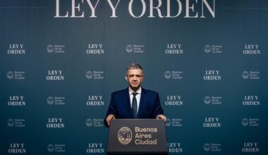 Un funcionario habla ante un atril de Buenos Aires Ciudad durante la presentación oficial de la reforma del Código Contravencional.