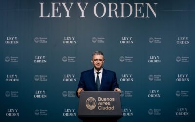 Un funcionario habla ante un atril de Buenos Aires Ciudad durante la presentación oficial de la reforma del Código Contravencional.