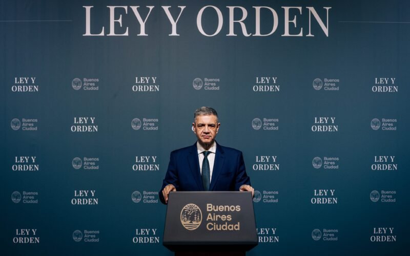 Un funcionario habla ante un atril de Buenos Aires Ciudad durante la presentación oficial de la reforma del Código Contravencional.