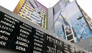 Imagen contextual del frente de la AMIA y su memorial.