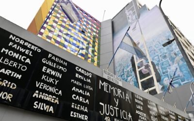 Imagen contextual del frente de la AMIA y su memorial.