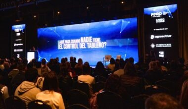 Público en una charla de FARO 2026, frente a un escenario con la identidad del encuentro.