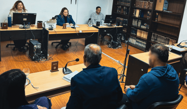 Imagen contextual de una audiencia en una sala judicial.