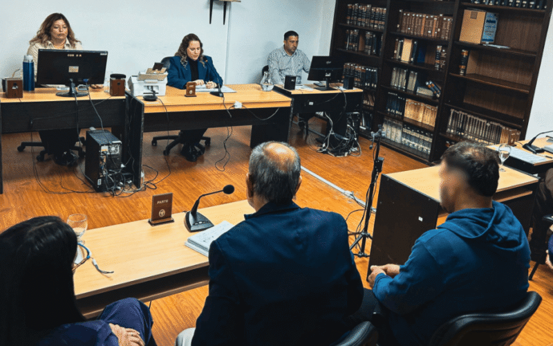 Imagen contextual de una audiencia en una sala judicial.