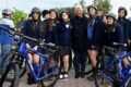 Claudio Poggi posa con estudiantes junto a bicicletas TuBi durante la entrega en Santa Rosa del Conlara.