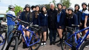 Claudio Poggi posa con estudiantes junto a bicicletas TuBi durante la entrega en Santa Rosa del Conlara.