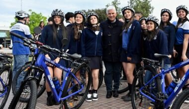 Claudio Poggi posa con estudiantes junto a bicicletas TuBi durante la entrega en Santa Rosa del Conlara.